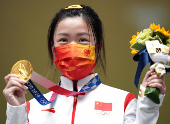 杨倩在女子10米气步枪中，夺得今届首面金牌。