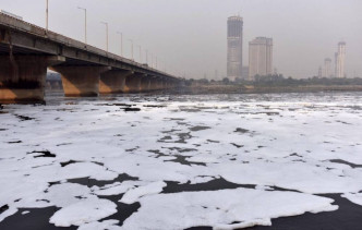 印度的亞穆納河出現大量泡沫。 （網上圖片）