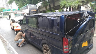 塌樹砸毀客貨車