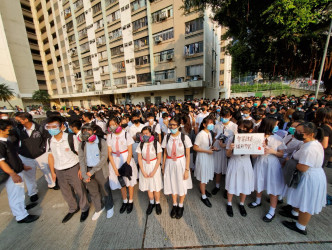 大批学生校门外声援中枪男生。