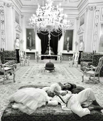 攝影師Greg Williams公開一對新人在華麗房間拍攝的黑白婚照。