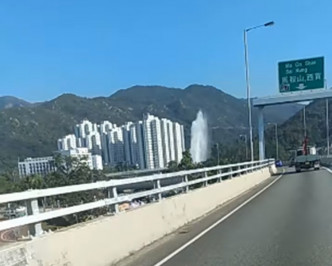 有市民在公路上也清楚看到水柱。Chuen Pang香港突發事故報料區facebook