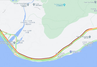 因交通意外，屯門公路往荃灣方向近豪景花園的部分行車線封閉。網上截圖