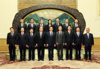 韩正会见澳门候任行政长官贺一诚及官员。新华社
