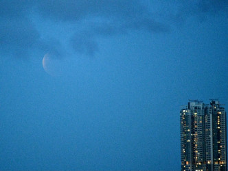 本港今晚夜空出现罕见天象「超级血月」及月全食。