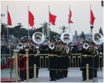 解放軍儀仗隊和軍樂團首次執行天安門廣場升國旗儀式。新華社