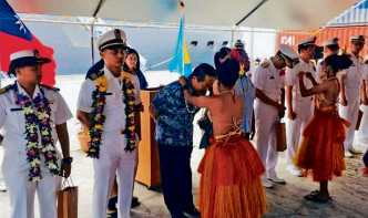官兵在帛琉訪問期間沒戴口罩。網圖
