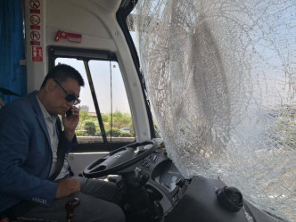 遇事的旅遊巴擋風玻璃嚴重損毀。網上圖片