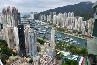 單位外望香港仔避風塘海景。