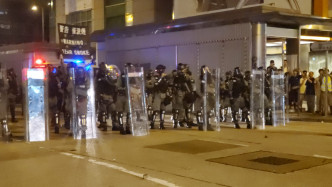 防暴警察驅散示威者。