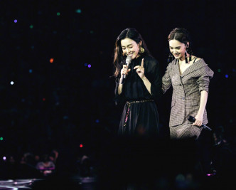 杨丞琳举行演唱会，邀请范玮琪做嘉宾。网上图片