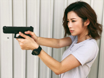 楊柳青最近上堂學揸槍，希望拍攝時有機會用到。