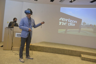 森美即場戴上VR裝置進入虛擬場景進行活動。