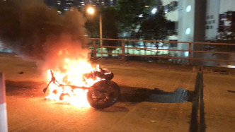 電單車陷入火海。網民鄭日燊圖片