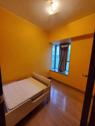 细房墙身髹上橙黄色，别具特色。
