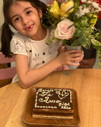 Gigi为囡囡Sofia整蛋糕。
