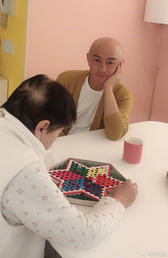孝訓仔張衛健會陪母親玩波子棋。