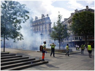巴黎共和國廣場爆發衝突。AP