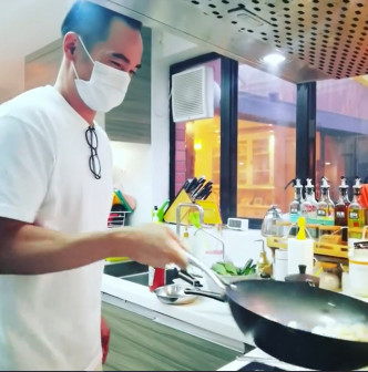 Aimee早前分享陈豪抛镬炒饭的影片，获网民大赞功架十足。
