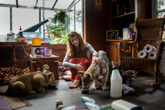 莫莉冠絲用咗一年半時間，與小動物培養感情及拍攝。