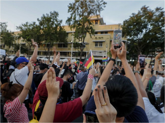 泰王的车队经过时，示威者举出象徵反抗的3指手势。AP图片