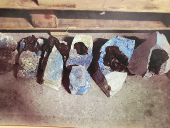 警方在仓库内发现近1吨重石头，并在石头内起出43公斤冰毒。蔡楚辉摄