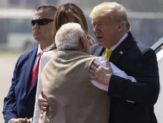 印度总理莫迪在机场亲迎特朗普夫妇。AP