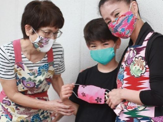 冲绳传统染色工艺「红型」布料制作口罩，也是人气商品。(网图)