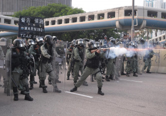 防暴警察發射催淚彈驅散。