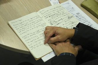 刘伟成随身携带的笔记簿，不时翻译外语诗句，提升对文字的敏感度。
