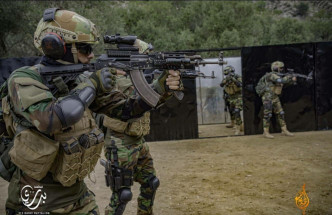 Badri313部隊穿着正式軍裝及與防彈背心。Twitter