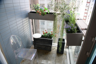 可于露台及工作平台位置栽种植物，点缀家居。