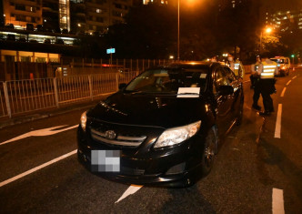 私家车停培正道路中。