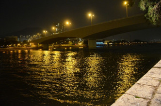 昨晚城门河河水涨过河堤
