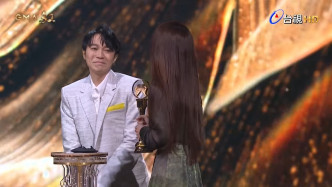 昨晚青峰虽然失落歌王，但有得颁奖畀好友都好高兴。