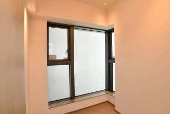 主人房設曲尺窗，賞景角度更闊，可增加採光度。（18樓H室）