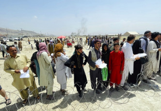 大批阿富汗人聚集机场。AP