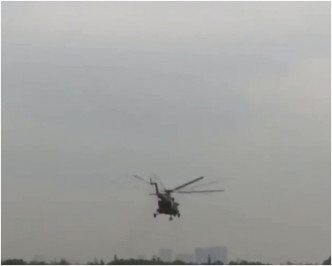 當局調派三架直升機前往火場偵查。