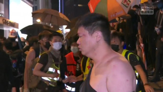 客貨車司機被示威者打傷。香港電台截圖