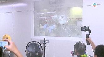 旺角站车站控制室玻璃被击碎。无线新闻截图