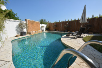 屋外为1200方尺花园，并附设私家泳池。