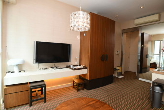 單位採酒店式精品裝修設計，以木系為主，並以黃光照明，感覺柔和自然。