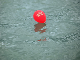 有賀國慶汽球跌入海面。