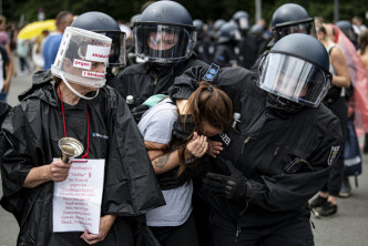 德国警方拘捕了600人。AP图片