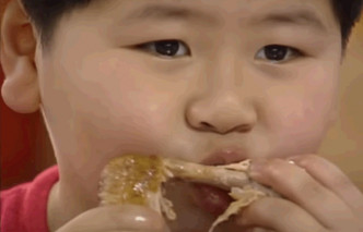 炸雞翼仍是他由小到大最愛的美食之一。無綫截圖