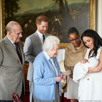 哈里與梅根帶剛出生的兒子覲見英女王。