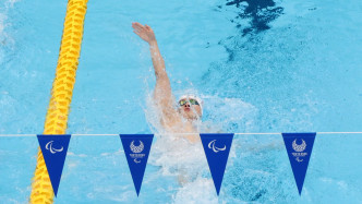 许家俊出战男子S14级100米背泳初赛，游出1分02.74秒。 香港残疾人奥委会暨伤残人士体育协会图片