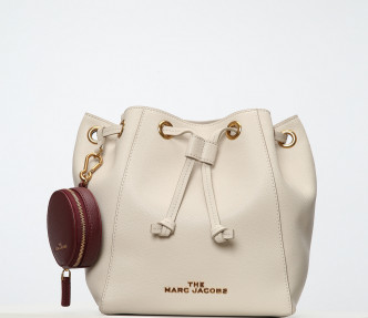 米白色水桶袋/原價$5,090、折後/$2,545/Marc Jacobs。