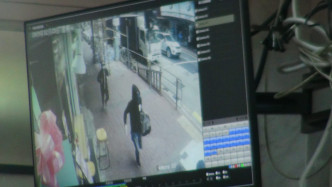 鄰近商鋪的閉路電視拍攝到賊人逃走。