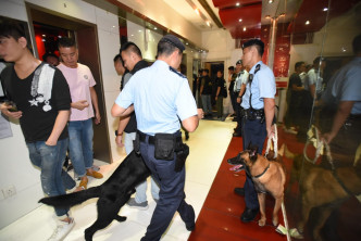 警方派出警犬协助截查可疑人士。